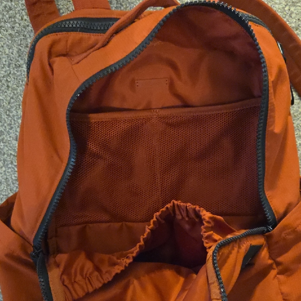 Lululemon Everyday Backpack 2.0 - Picture 5 of 7